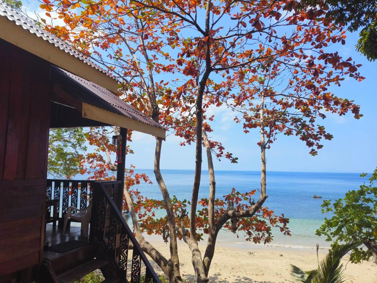 Kohjum Seafront Resort Koh Jum Exterior photo